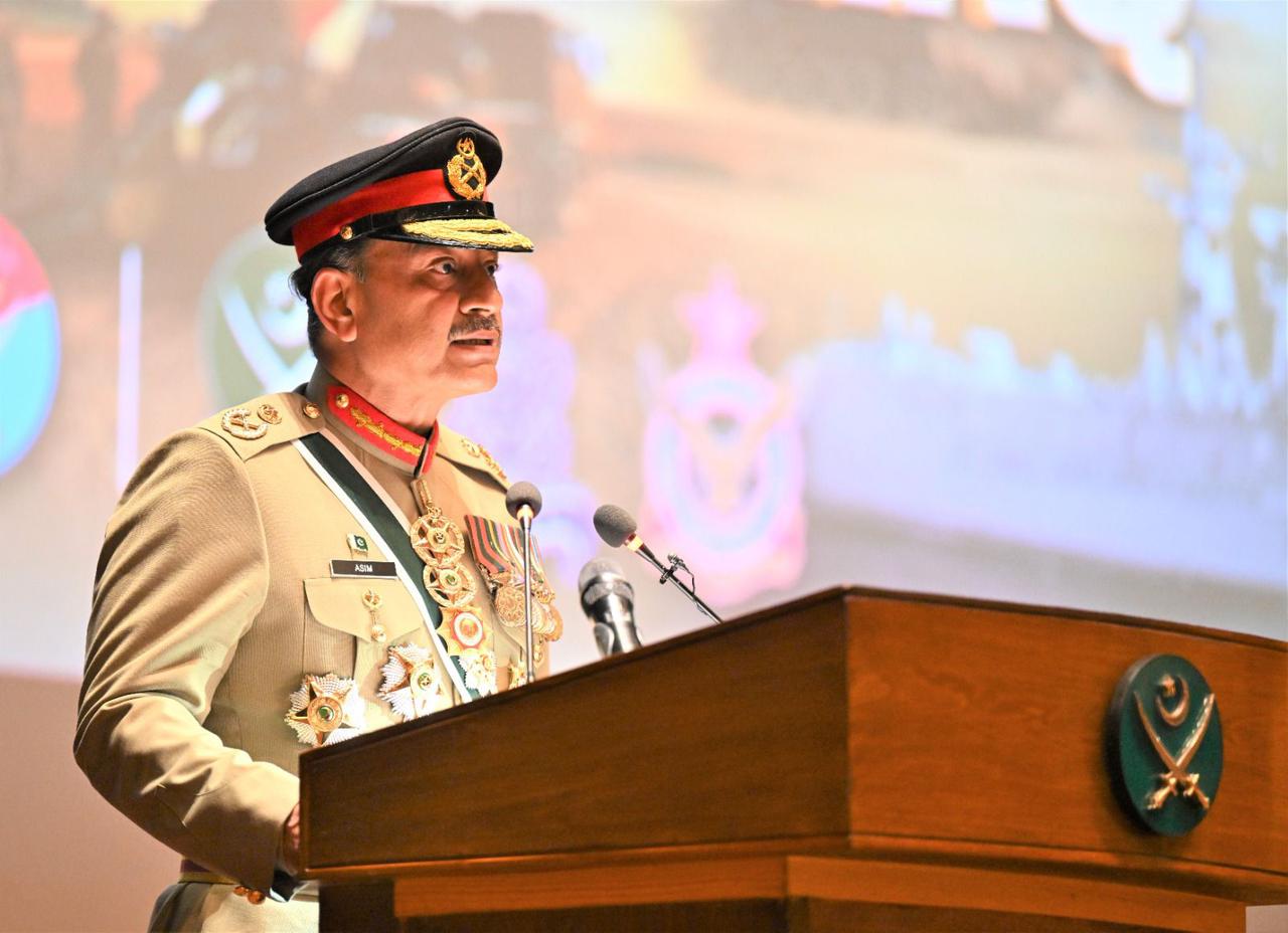Chief of Defense Forces warns Afghanistan to choose between Pakistan and sheltering terrorists